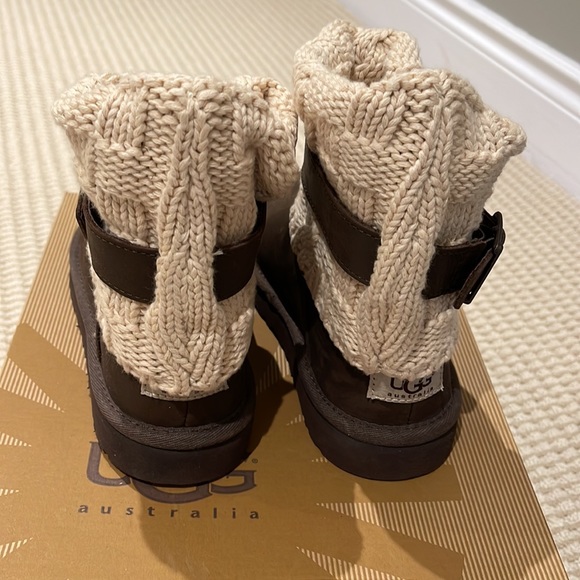 Brand new with box UGG K Cambridge Leather boots in size 2 in chestnut colour - Picture 2 of 5